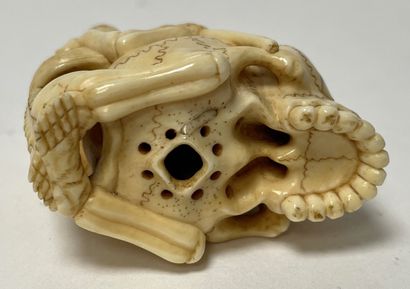 null JAPON - Epoque MEIJI (1868 - 1912) NETSUKE en ivoire, squelette assis près d'un...