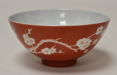 null 
CHINA, 19th-20th century. Porcelain bowl enamelled coral of branches of prunus...