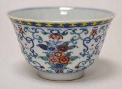  CHINE, XIXe. BOL à bordure évasée en porcelaine blanche émaillée polychrome, décorée...