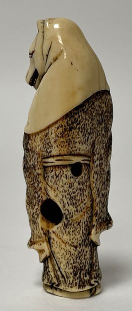 null JAPON - Epoque EDO (1603 - 1868) NETSUKE en ivoire, kitsune déguisé en prêtre,...