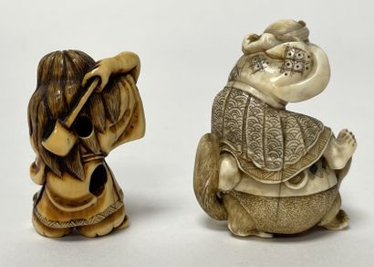 null JAPON, XIXe. Deux NETSUKE en ivoire, légende de Bunbuku chagama : bouilloire...