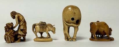 null JAPON, XIXe. NETSUKE en ivoire, cheval paissant. (Gerce). H. 5,2 cm On y joint...
