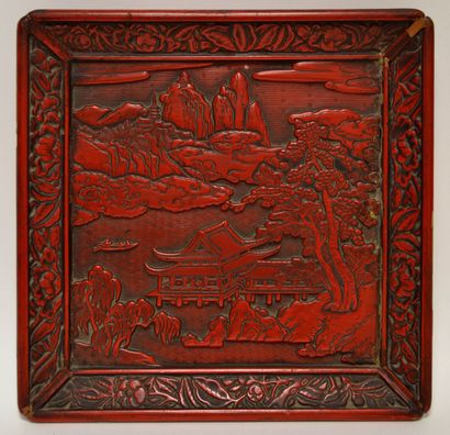 null JAPON - Epoque MEIJI (1868 - 1912) Plateau de forme rectangulaire en laque rouge...