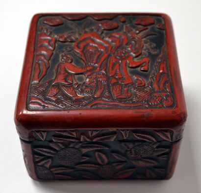  CHINE - Fin XIXe siècle Boite de forme carrée en laque rouge sculpté de deux personnages...