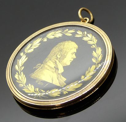 null MEDAILLON SOUVENIR rond en or jaune, l'avers orné en fixé sous verre doré sur...