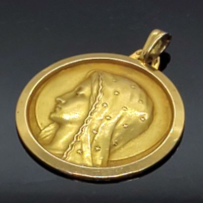 null Belle et grande MEDAILLE en or jaune 750 mil. figurant la Vierge de profil,...