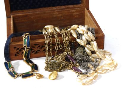 null Lot de BIJOUX fantaisie dans un coffret en bois ajouré.