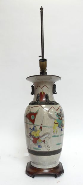 Vase en céramique de NANKIN à décor de bataille....