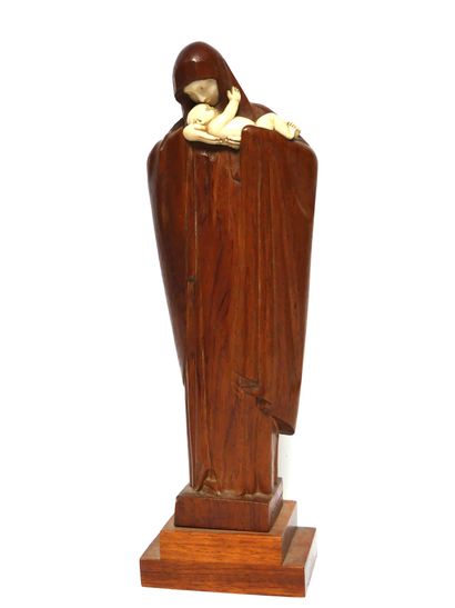 null Vierge à l'enfant en bois sculpté et ivoire. H. 24 cm On y joint un lot de BOITES...