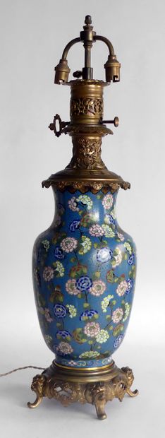 null CHINE. VASE en cloisonné monté en lampe, à décor de papillons et fleurs polychromes...