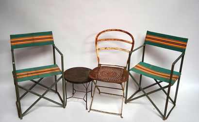 null Deux CHAISES pliantes en métal laqué vert, une CHAISE pliante et un bout de...