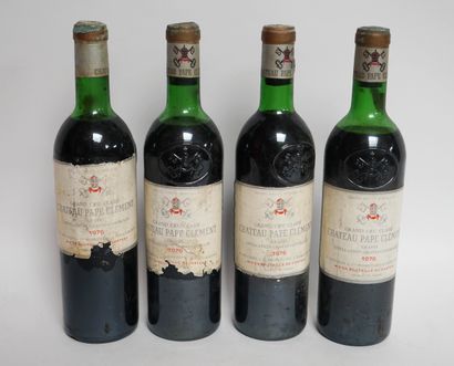 null Quatre bouteilles CHATEAU PAPE CLEMENT 1976. Trois haute épaule, un niveau bas...