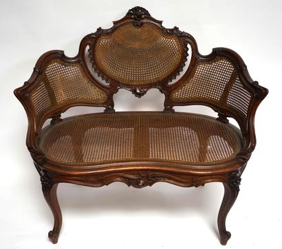 null Petit CANAPE en bois sculpté de style Louis XV, l'assise et le dossier cannés...