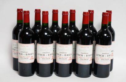 null Onze bouteilles CHATEAU LYNCH BAGES 2002. Sept niveau haut goulot et quatre...