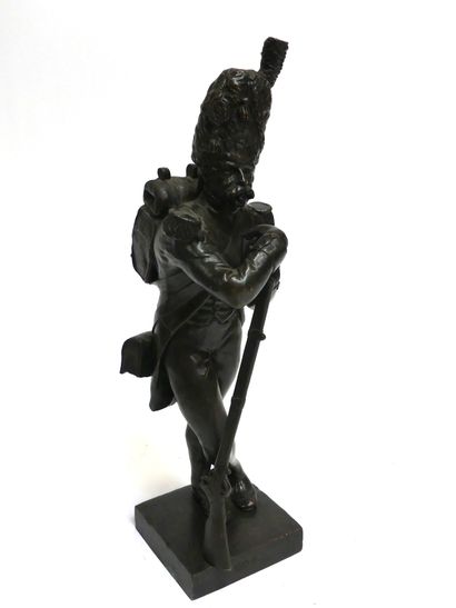null Louis MENNESSIER (1815-1859). Grenadier debout au repos. Epreuve en bronze signée...