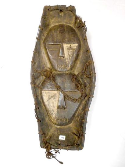 null RDC. RDC. KUMU. Rare sculpture sur panneau représentant deux visages d'homme...