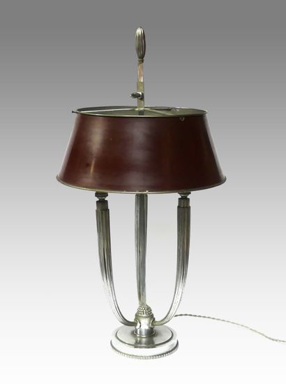 null Jacques-Emile RUHLMANN (1879-1933) LAMPE bouillotte en bronze argenté à trois...