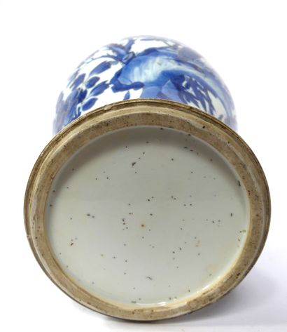 null CHINE, XVIIIe-XIXe. VASE balustre en porcelaine de type Bleu et Blanc à décor...