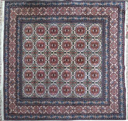 null TAPIS KAYSERI à caisson à motifs de gulhs répétés. 130 x 130 cm env.