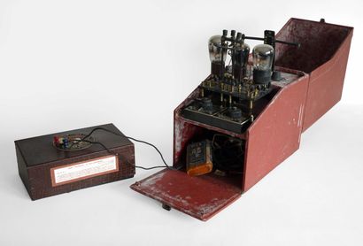 null Horace HURM (1880-1958) RADIO RECEIVER model "Microdion-Pliant MP3" with 3 lamps...