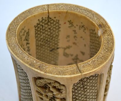 null CHINA. Small ivory Bitong VASE with openwork and pierced with oblong cartouches...