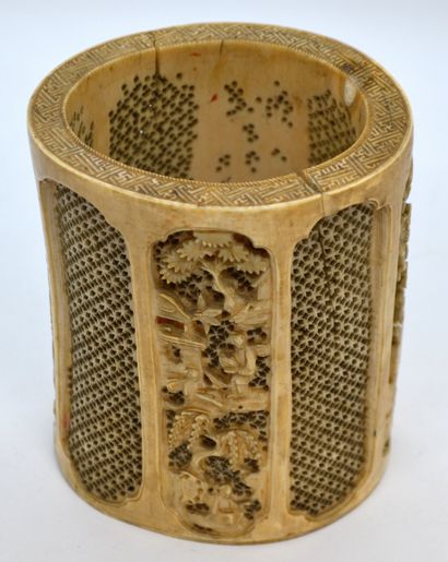 null CHINA. Small ivory Bitong VASE with openwork and pierced with oblong cartouches...