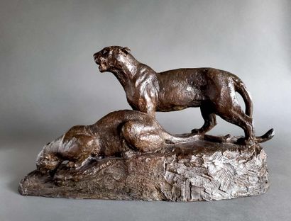 null Roger GODCHAUX (1878-1958) Deux lionnes à la rivière. Epreuve en bronze à patine...