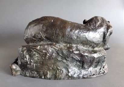 null Georges-Lucien GUYOT (1885-1973) d’après Lionne couchée Epreuve en bronze à...