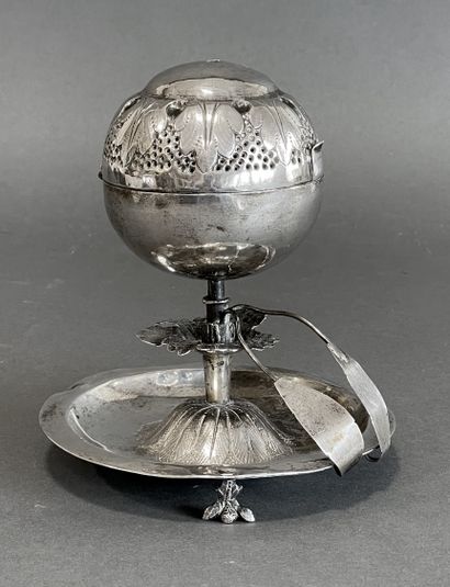 null 
BOITE à ETROG en argent, le boîte sphérique gravée de feuillages et repercée,...