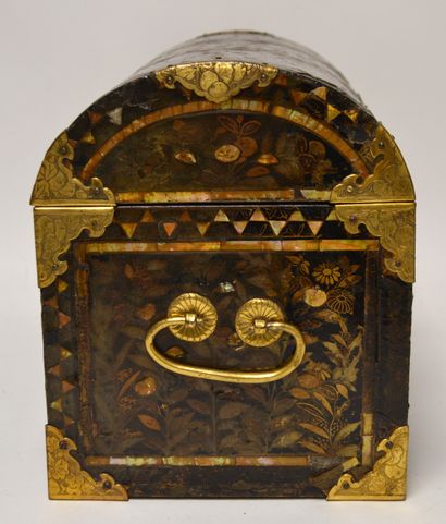 null JAPAN, late 16th-early 17th century. Namban chest, rectangular curved in black...