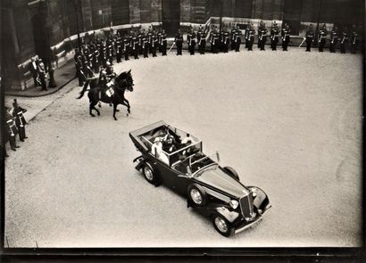 null Le roi George VI et la reine Elizabeth arrivant dans l’enceinte du Palais de...