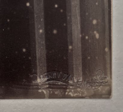 null Henry-René d'Allemagne (1863-1950). Gisant nimbé de lumière. Epreuve photographique...