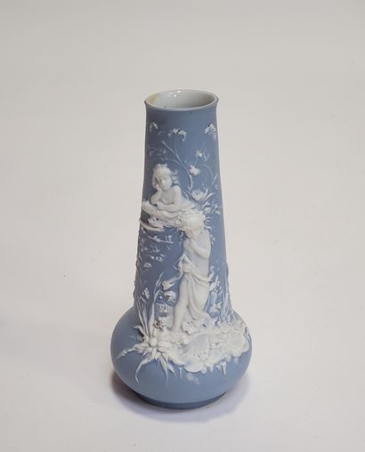 null Vase en grès fin bleu et blanc à décor de cupidons et fleurs dans le gout de...