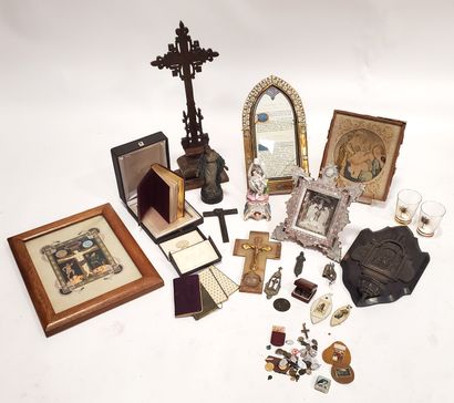 Lot d'objets religieux comprenant une vierge...