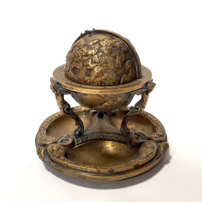null ENCRIER en bronze figurant un globe terrestre. H. 15 cm.