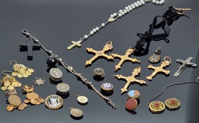 null Lot de chapelets, crucifix, pendentifs reliquaires dont certains en argent et...