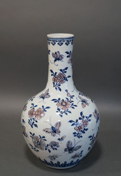 null CHINA, 18th-19th century. Important porcelain bottle VASE decorated in cobalt...