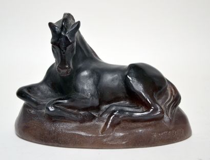 null DAUM France-Alexis HINSBERGER (1907-1996) Malick, Reclining horse. Purple glass...