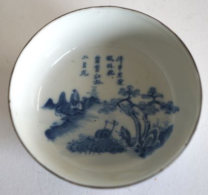 null VIETNAM. BOWL in blue and white porcelain, the bottom and the side decorated...