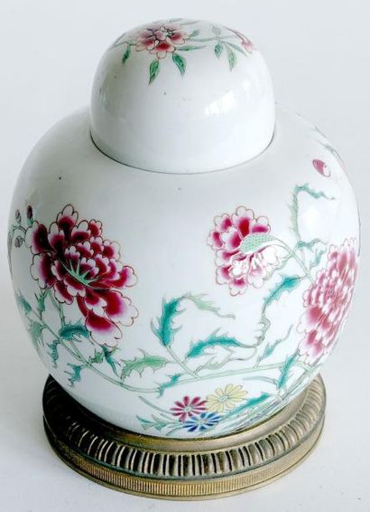 null POT à GIMBEMBRE en porcelaine de tyle famille rose à décor floral et oiseaux...