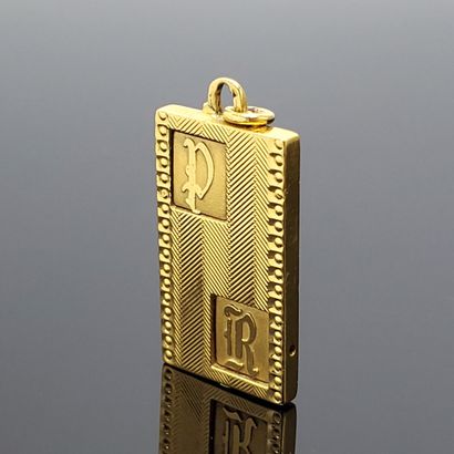 null Heavy 750 mils yellow gold PENDANT with the initials "P.R" on a guilloche background....