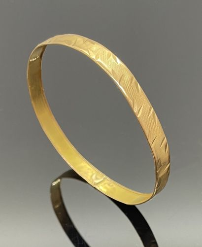 BRACELET in yellow gold with guilloche pattern...