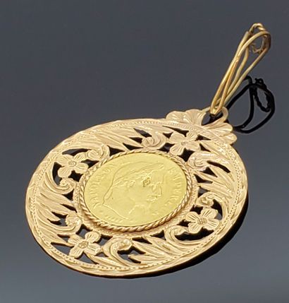 null PIECE of 10 francs Napoleon III mounted in pendant Weight 8,6 g (damage to the...