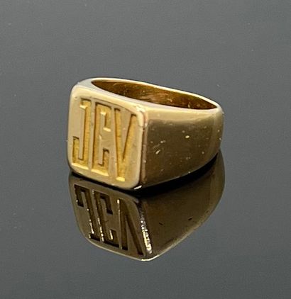 null Yellow gold signet ring with the number JCV. TDD 57. Weight 17.98 g.