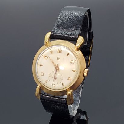null LIP. MAN'S BRACELET WATCH in yellow gold, sub-dial at 6 o'clock. Gross weight...