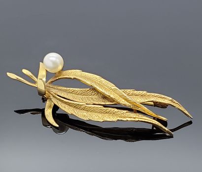 null A yellow gold 750 mils brooch with a feather motif set with a pearl. Gross weight...