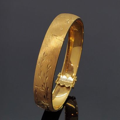 null BRACELET in yellow gold 750 mils, engraved with flowers and foliage on an amatized...