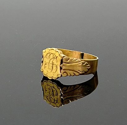 null Yellow gold ring 750 mils. decorated with a cartouche. Marked with a horse's...