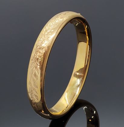 null BRACELET in yellow gold 750 mils, engraved on one side with flowers and foliage,...