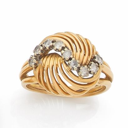 Beautiful yellow gold wire ring, the bezel...